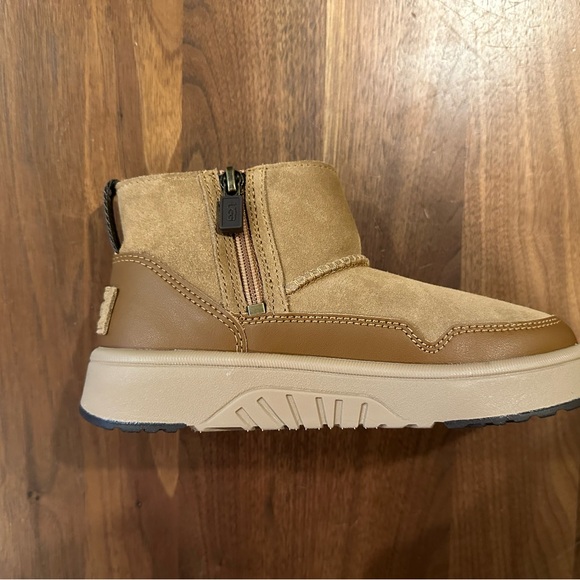 NWT- UGG Kids Boots - Picture 3 of 6